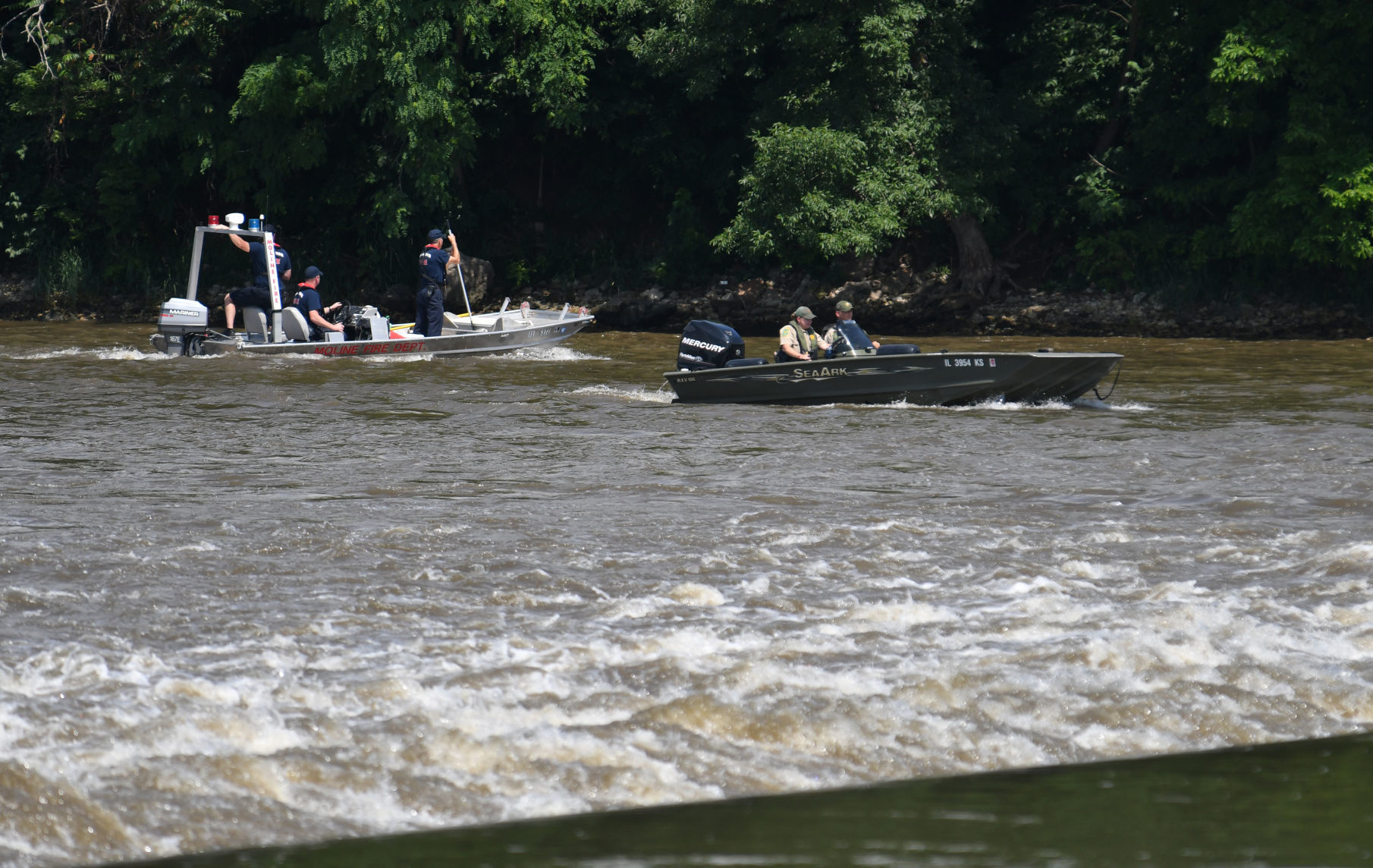 Search for missing girl on Rock River